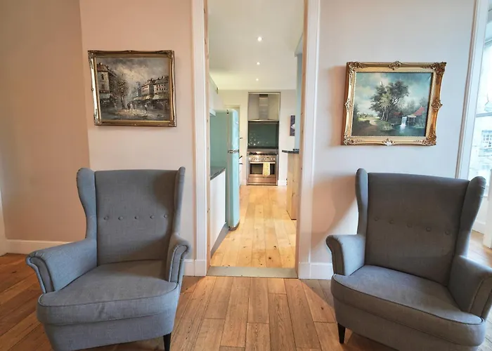 Spacious 2 Bed Apt Next To Royal Mile & Waverley