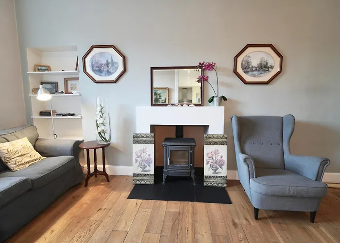 Spacious 2 Bed Apt Next To Royal Mile & Waverley