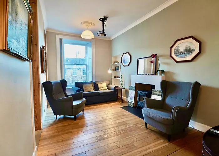 Spacious 2 Bed Apt Next To Royal Mile & Waverley